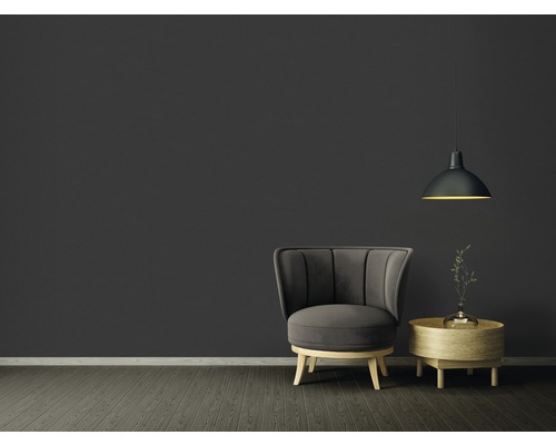 Obývací pokoj s křeslem, odkládacím stolkem a závěsnou lampou