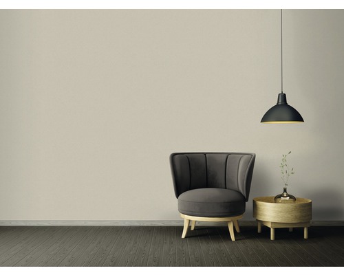 Pokoj s křeslem, odkládacím stolkem a závěsnou lampou