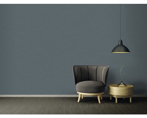 Obývací pokoj s křeslem, stolem a závěsnou lampou