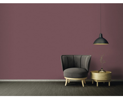 Pokoj s křeslem, odkládacím stolkem a závěsnou lampou