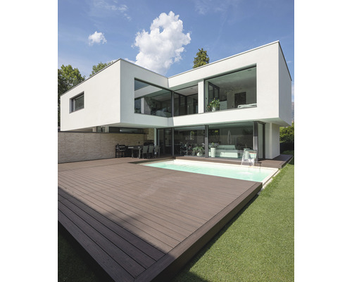 Moderní dům s bazénem a dřevěnou terasou na zahradě
