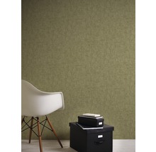 Stěna se strukturovanou tapetou, židle a úložné boxy