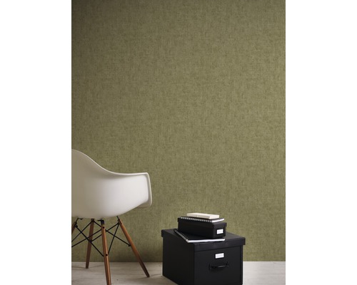 Stěna se strukturovanou tapetou, židle a úložné boxy