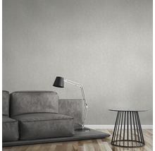 Obývací pokoj s pohovkou, lampou a odkládacím stolkem