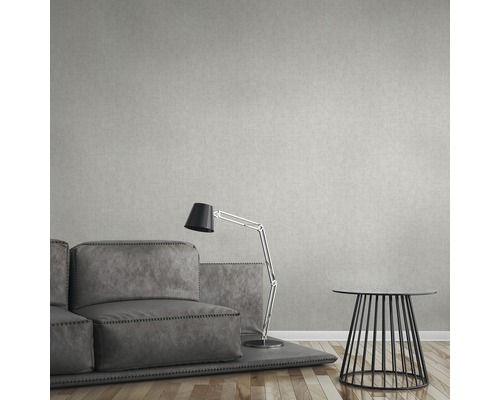 Obývací pokoj s pohovkou, lampou a odkládacím stolkem