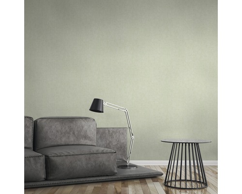 Obývací pokoj s pohovkou, stojací lampou a odkládacím stolkem