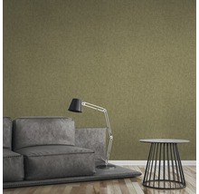 Obývací pokoj s tapetou, pohovkou, stojací lampou a odkládacím stolkem