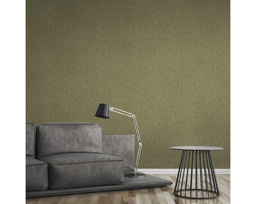 Obývací pokoj s tapetou, pohovkou, stojací lampou a odkládacím stolkem