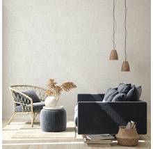 Světlý obývací pokoj s pohovkou, křeslem, stoličkou a dekorací