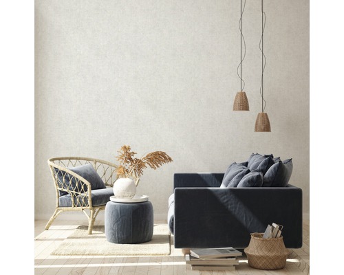 Světlý obývací pokoj s pohovkou, křeslem, stoličkou a dekorací