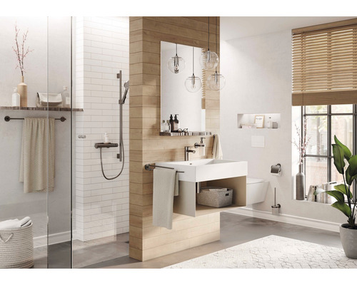 Světlá koupelna se sprchou, umyvadlem, zrcadlem a oknem