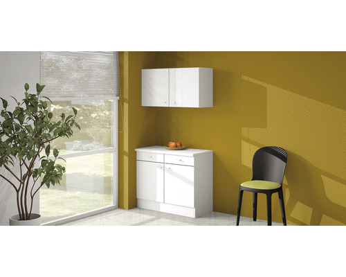 Kuchyňská scéna s dolní skříňkou, horní skříňkou a židlí ve světlé místnosti.