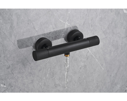 Černý sprchový termostat s průtokem vody