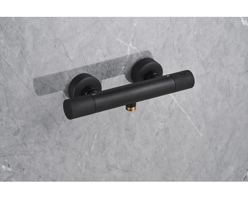 Černý sprchový termostat pro montáž na stěnu