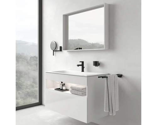 Moderní koupelna s bílou skříňkou pod umyvadlo, zrcadlem, baterií a držákem na ručníky