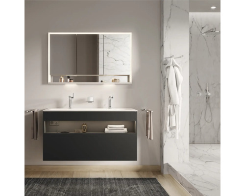 Moderní koupelna s umyvadlem, osvětlenou zrcadlovou skříňkou a sprchovým koutem