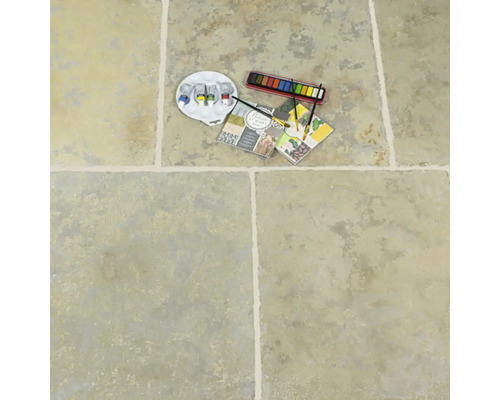 Světlá podlaha z přírodního kamene s malířskými potřebami