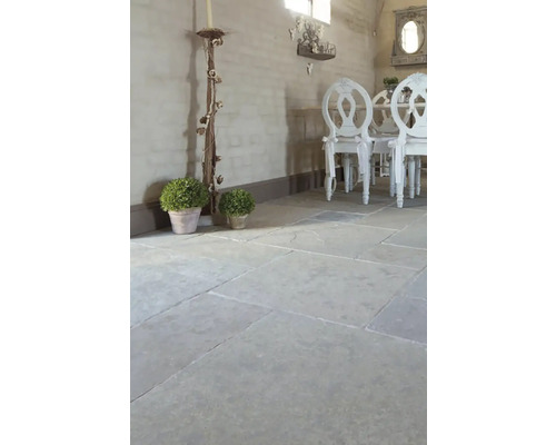 Interiér s podlahou z přírodního kamene a jídelním koutem se židlemi