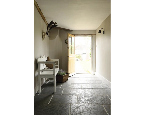 Chodba s kamennou podlahou, lavicí a otevřenými dveřmi