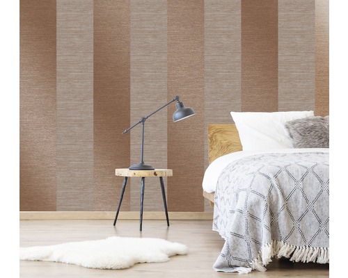 Ložnice s pruhovanou tapetou, lampičkou a postelí