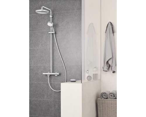 Sprchový systém s hlavovou a ruční sprchou v koupelně