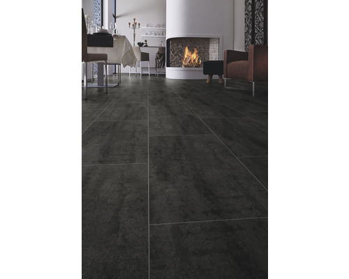 Obývací pokoj s dlažbou, jídelním stolem a krbem