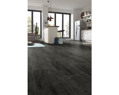 Světlá kuchyně s tmavou podlahou ve vzhledu dlaždic