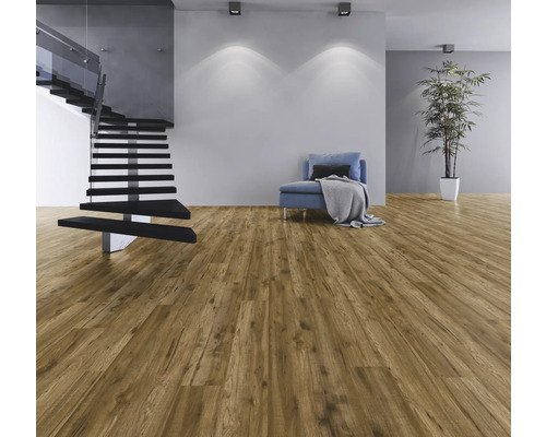 Obývací pokoj s dřevěnou podlahou, schodištěm a posezením