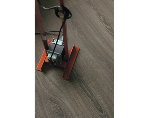 Podlahová krytina s dekorem dřeva, kresbou a stojací lampou