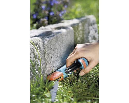 Zahradní nůžky používané pro zastřihávání okrajů trávníku.