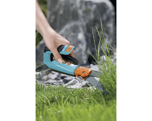 Nůžky na trávu při stříhání trávy