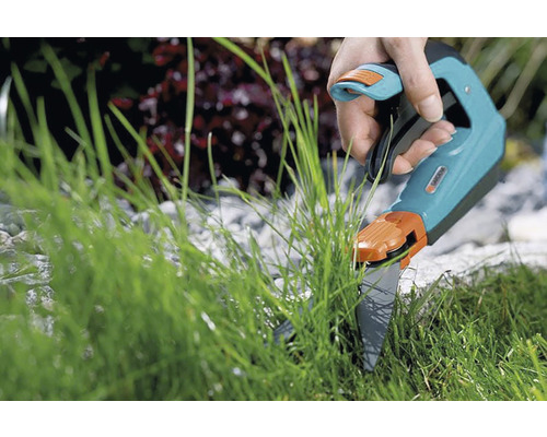 Zahradní nůžky na stříhání trávy v akci