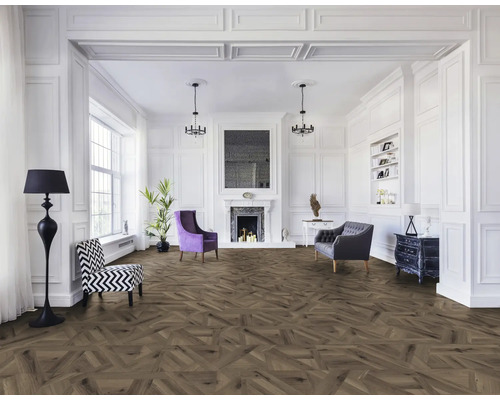 Světlá místnost s krbem, knihovnou a tmavou dřevěnou podlahou s rybí kostí