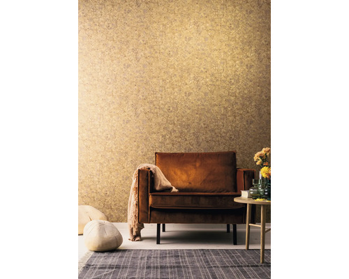 Obývací pokoj s křeslem, kobercem a vzorovanou tapetou