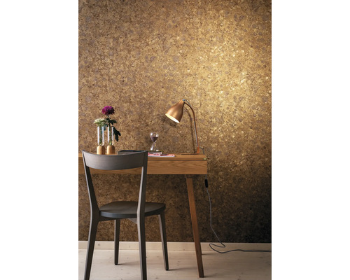 Scéna s psacím stolem, židlí, stolní lampou a vzorovanou tapetou