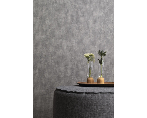 Detailní záběr šedé strukturované tapety v interiéru s květinovými dekoracemi