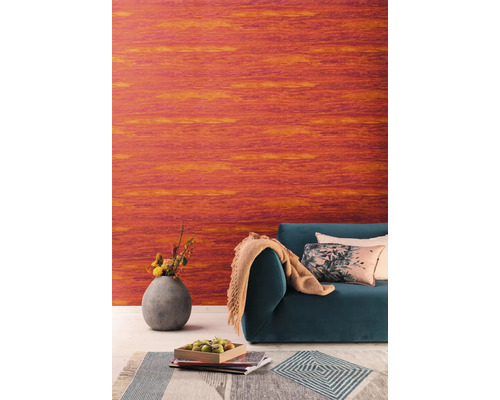 Obývací pokoj s oranžovou vinylovou tapetou, pohovkou, polštáři a vázou na květiny