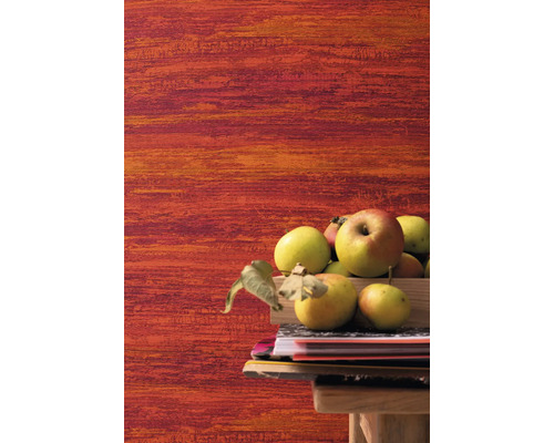 Dekorativní stěna s horizontálně pruhovanou texturou a košík s jablky