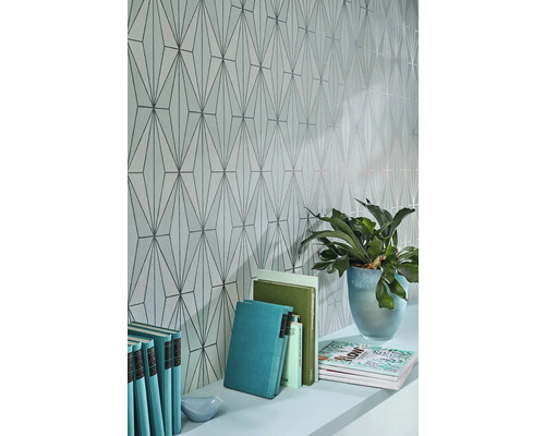 Dekorativní tapeta s geometrickým vzorem na zdi