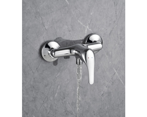 Chromovaná nástěnná baterie s proudem vody