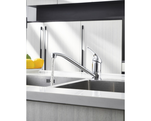 Kuchyňská scéna s jednopákovou baterií na dřezu