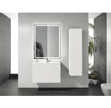 Koupelna s umyvadlem, osvětleným zrcadlem a vysokou skříní