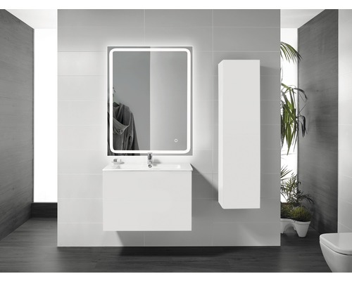 Koupelna s umyvadlem, osvětleným zrcadlem a vysokou skříní