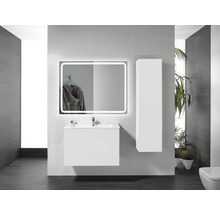 Moderní koupelna s umyvadlem, zrcadlovou skříňkou s osvětlením a vysokou skříňkou.