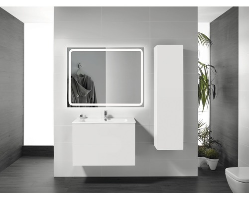 Moderní koupelna s umyvadlem, zrcadlovou skříňkou s osvětlením a vysokou skříňkou.