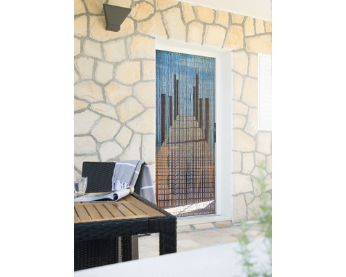 Ozdobné dveře se závěsem v exteriéru.