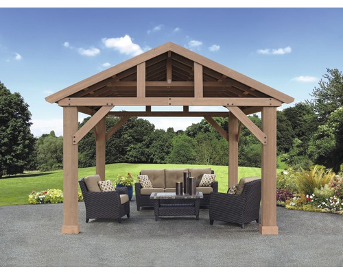 Dřevěný zahradní pavilon se zahradním nábytkem na terase