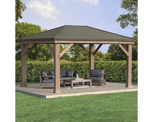 Zahradní altán s dřevěným rámem a kovovou střechou na terase se zahradním nábytkem