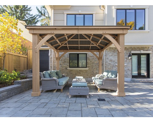 Volně stojící altán se zahradním nábytkem na terase