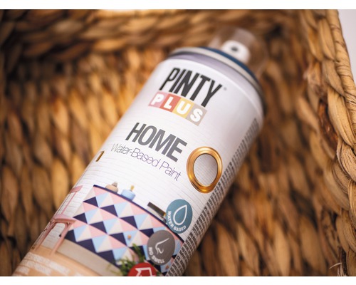 Pinty Plus Home vodou ředitelná barva ve spreji v proutěném košíku